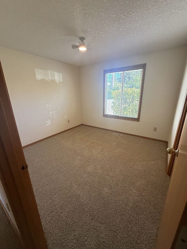 Building Photo - Updated 3B/2Ba Ranch in Five Corners!