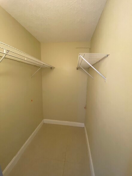 Building Photo - 581 N University Dr