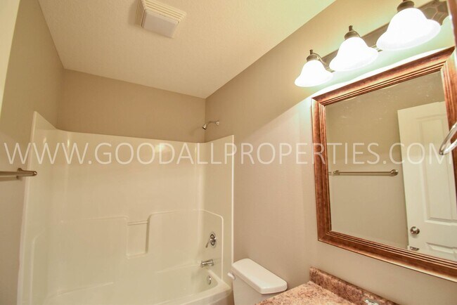 Building Photo - Experience the charm of this 2-bedroom, 2-bathroom townhome in Ankeny with an attached 2 car garage!