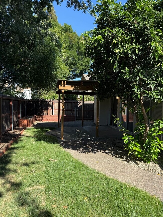 Building Photo - 749 Oak Brook Dr
