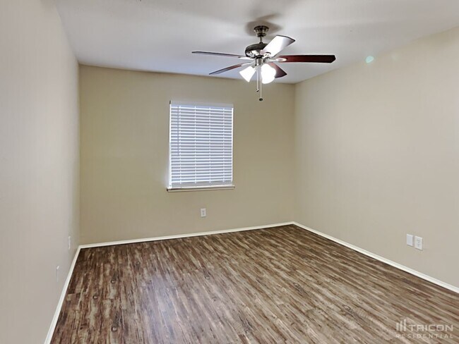 Building Photo - 1005 Llano Trail