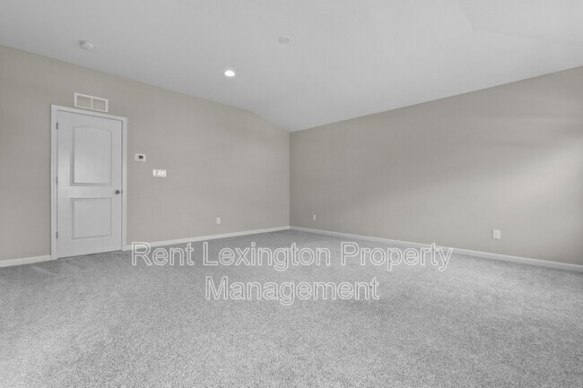 Building Photo - 220 Little Leaf Dr