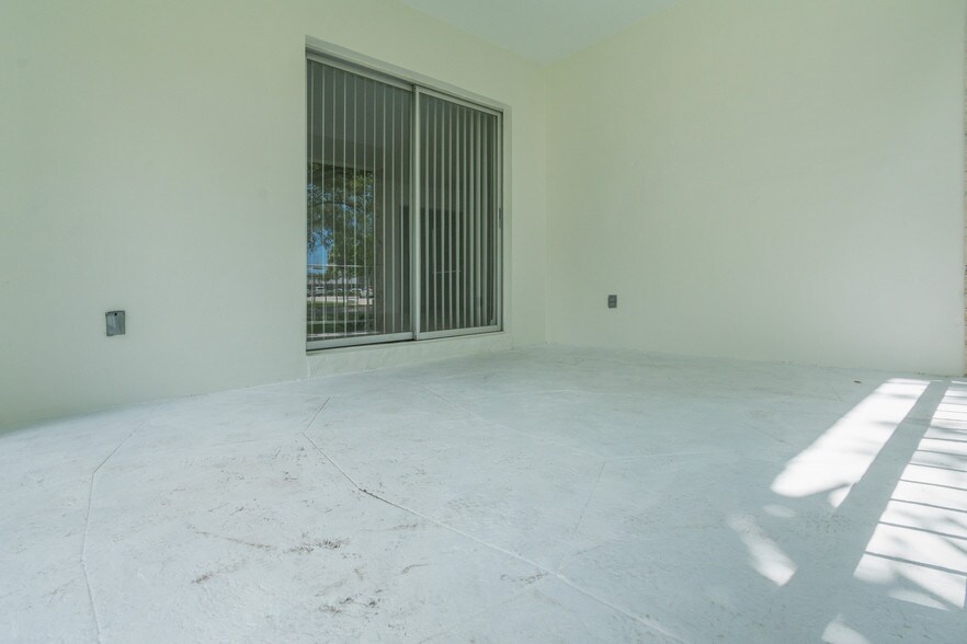 Balcony - 3912 Ponce de Leon Blvd