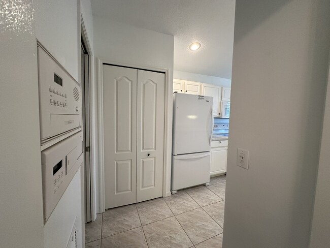 Building Photo - Fairway Village 3-bed, 2 bath