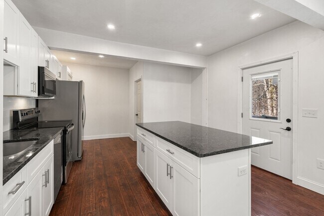 Building Photo - 99 Main St