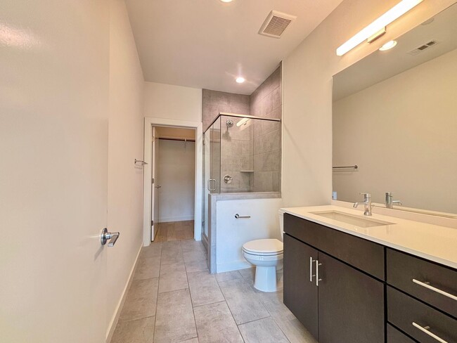 Building Photo - Gorgeous 2 Story Townhome in the Heart of ...