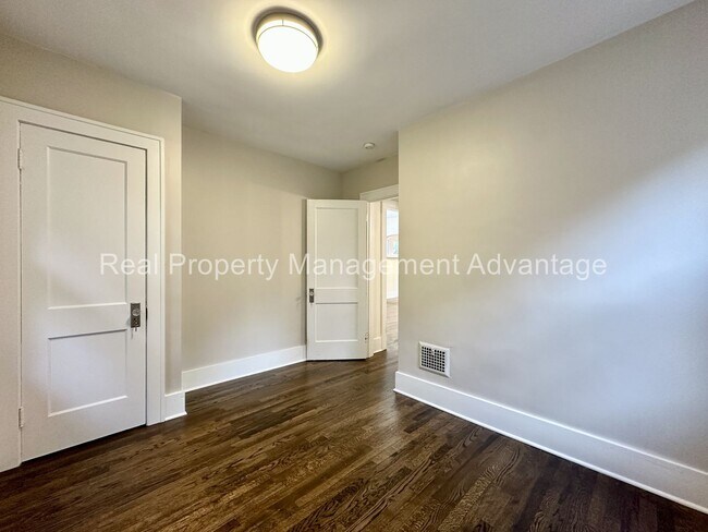 Building Photo - 310 W Hazelhurst St