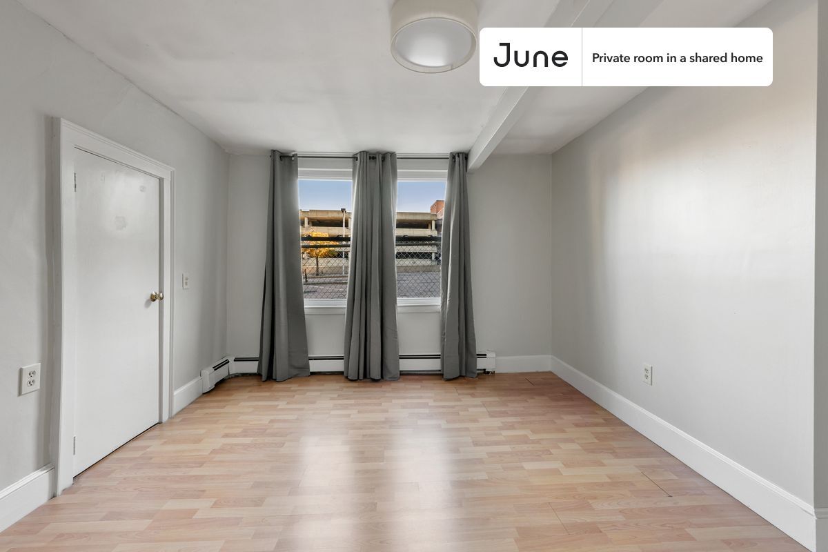Building Photo - Private bedroom in 2 bed/1 bath Home