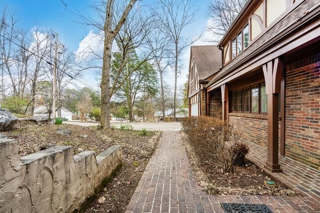 Building Photo - 712 Forrest Heights Dr SE
