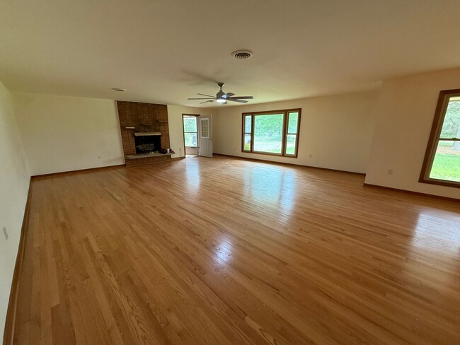 Building Photo - Large 4-Bed Brick Rancher with 2-Car Attac...