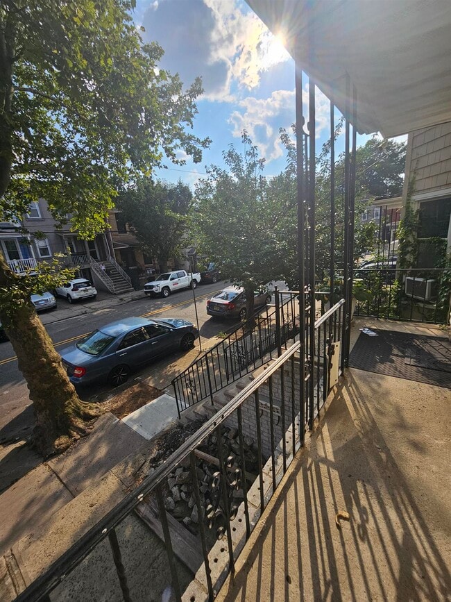 Building Photo - 216 Hutton St