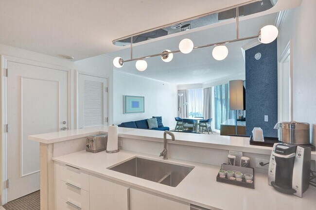 Building Photo - 4441 Collins Ave