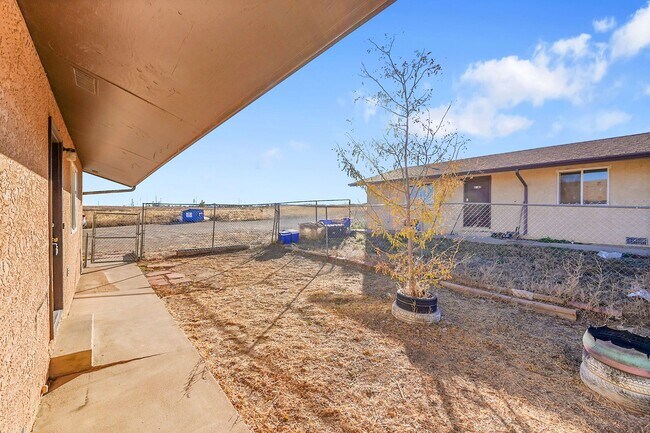 Building Photo - UPDATED 2bed 1bath duplex with fenced yard, WASHER + DRYER