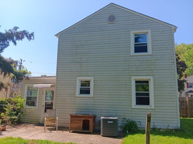 Building Photo - 2 Bedroom, 1 Bath Single Family Home on Cu...
