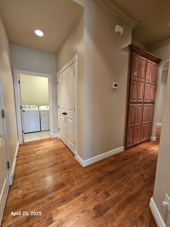Building Photo - (3) Bed/(2) Bath In Tuscany Court Avail NOW!