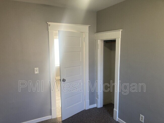 Building Photo - 1530 Quarry Ave NW