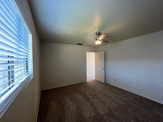 Building Photo - SPACIOUS SOUTHSIDE DUPLEX!