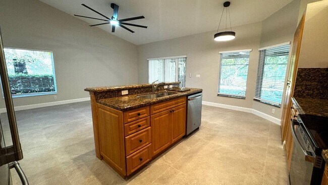 Building Photo - 11822 Island Lakes Ln