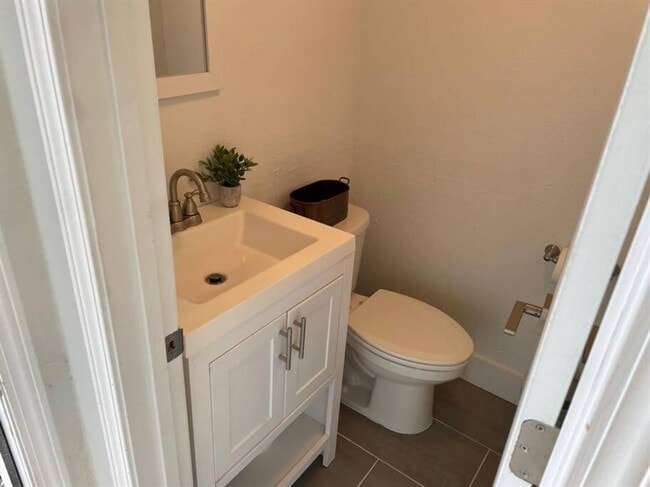 Building Photo - 1913 Hearthstone Dr