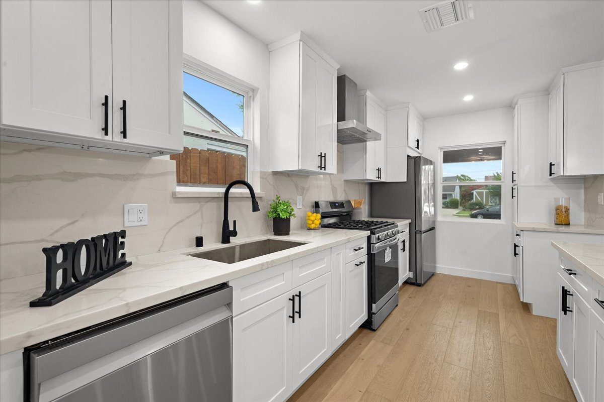 Building Photo - 5815 Saloma Ave