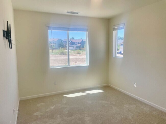 Building Photo - MODERN LUXURY 2BD/2BA/2CAR CONDO in Briargate