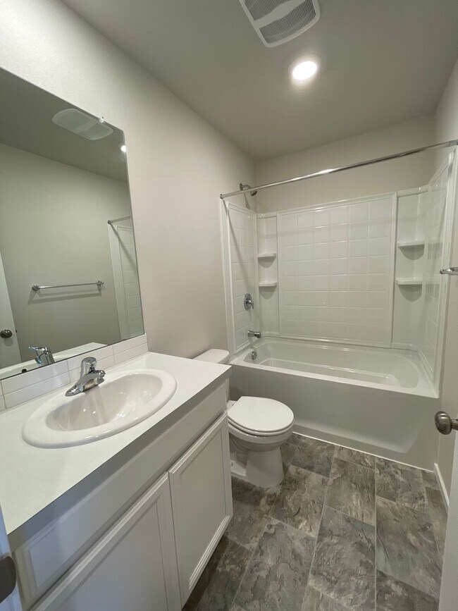 Building Photo - Town Home in NW Redmond's Canyon Ridge - PENDING APPLICATION