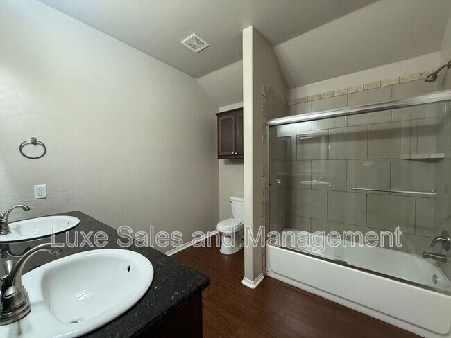 Building Photo - 2408 Alta Vista Ln