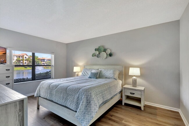 Building Photo - 300 Uno Lago Dr