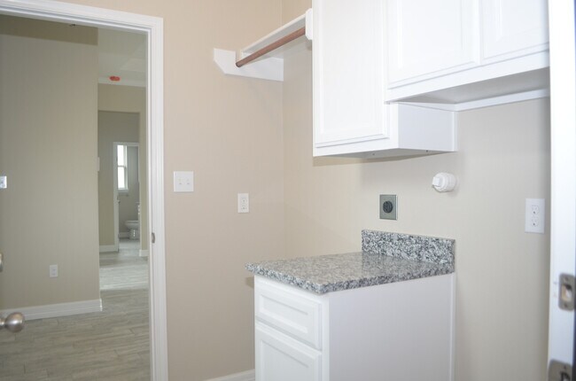 Building Photo - DCR642