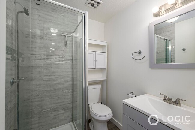 Building Photo - 759 Riverside Dr