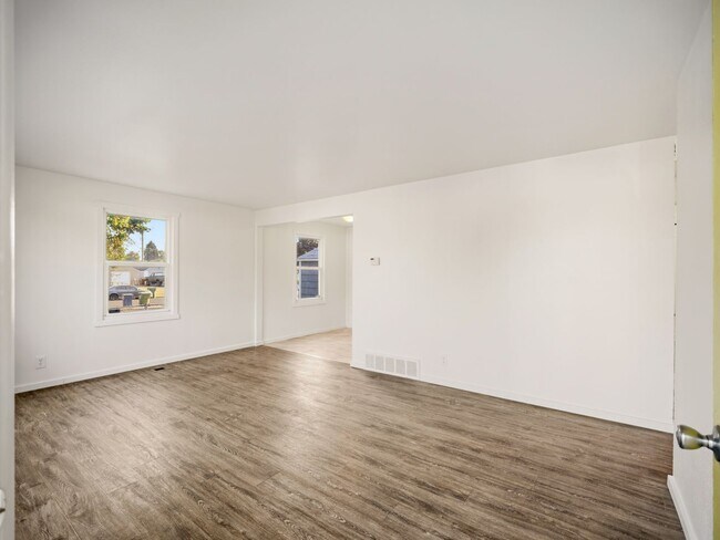 Building Photo - 6011 N Braeburn Dr
