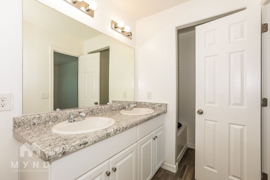 Building Photo - 953 Kachina Dr