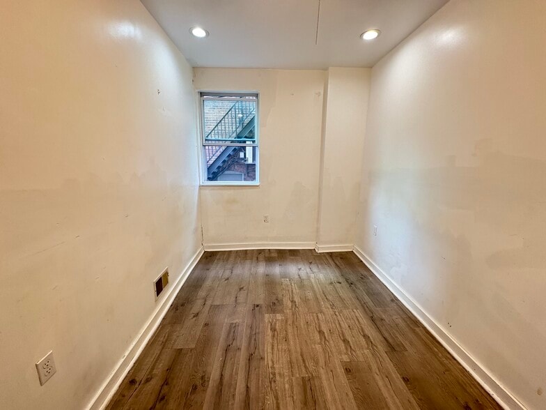 Building Photo - 5807 Hobart St