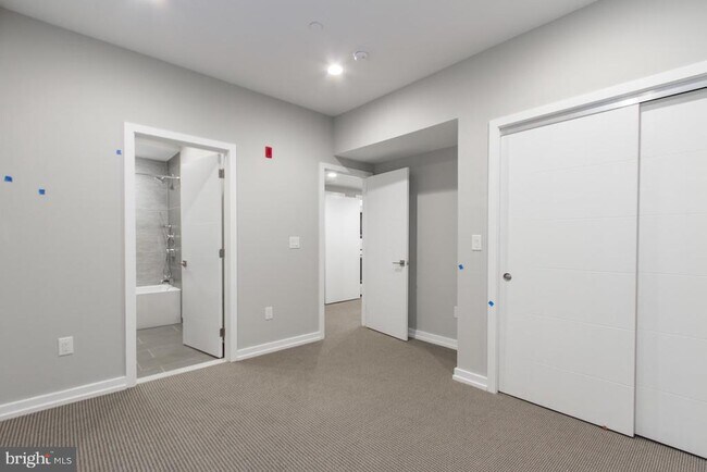 Building Photo - 712-14 S Sartain St