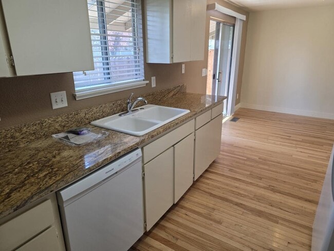 Building Photo - 300 Shafer Ln