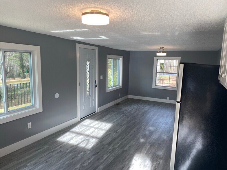 Building Photo - 590 McCurdy Rd