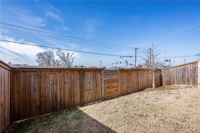 Building Photo - 1610 S 17th Pl