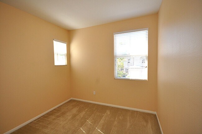 Building Photo - Spacious 5 Bedroom Family Home in Rancho del Oro!