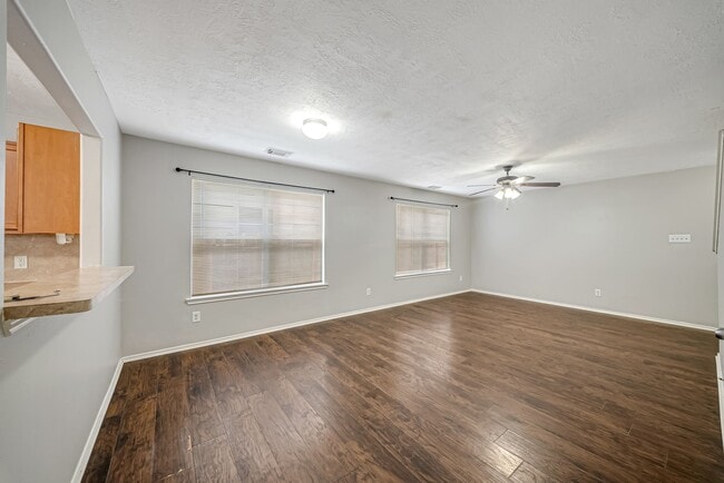 Building Photo - 33127 Cottonwood Bend