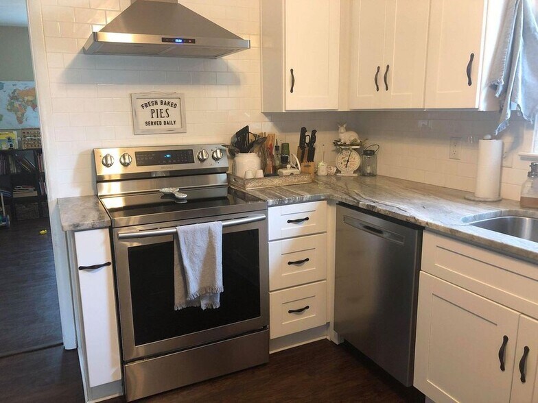Stainless steel appliances - 602 Ferretti Ave