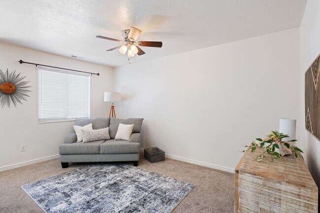 Building Photo - Beautiful 3 Bedroom Townhome In Hidden Valley Heights