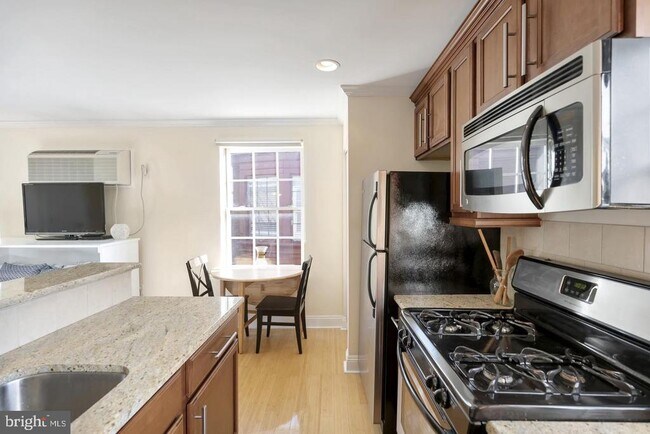 Building Photo - 1716 Pine St