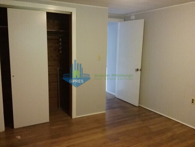 Building Photo - 2-bedroom 1st floor apartment for rent in Oakmont
