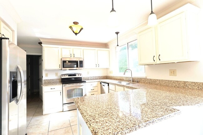 Building Photo - 5 Bed 3.5 Bath Chesterfield Charmer