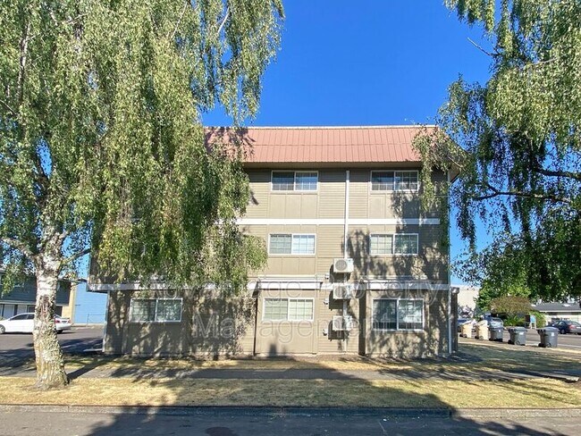Building Photo - 975 NW Garfield Ave