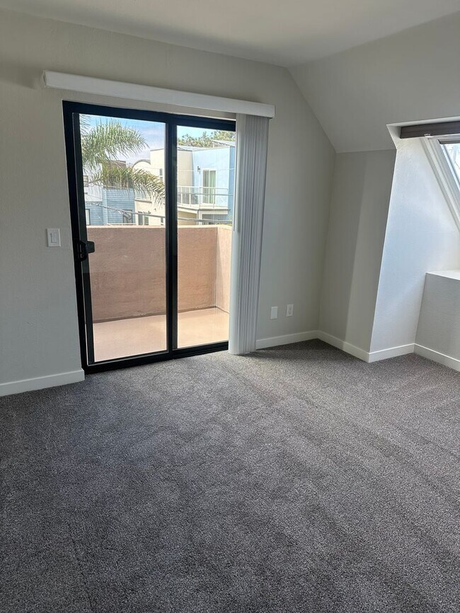 Building Photo - Mission Beach. 3 bedroom, 2.5 bath, 2 car garage,