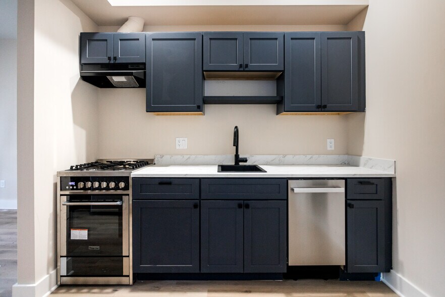 Primary Photo - 4535 Commonwealth St