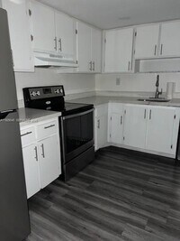 Building Photo - 10000 NW 80th Ct