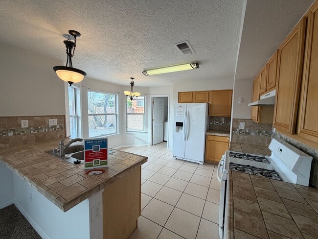 Building Photo - 3 Bedroom Home Available Near Paseo Del Norte Blvd NE & Rainbow Blvd NW!