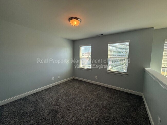 Building Photo - 2211 Talon Dr